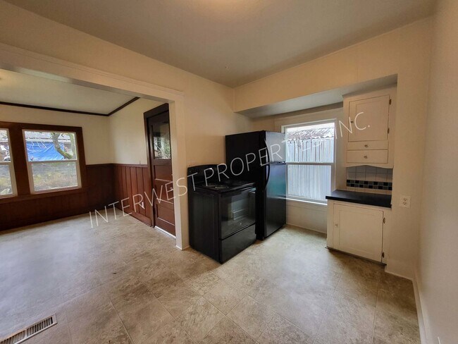 Building Photo - 329 SE 79th Ave