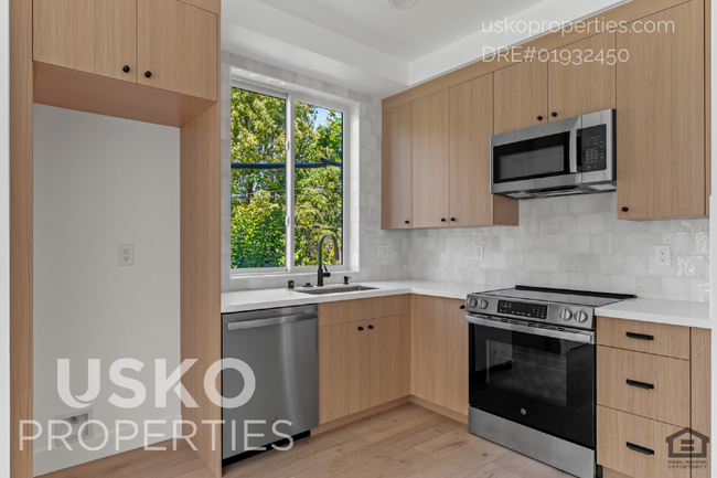 Building Photo - "Chic Urban Living: Spacious 2-Bed, 2-Bath...
