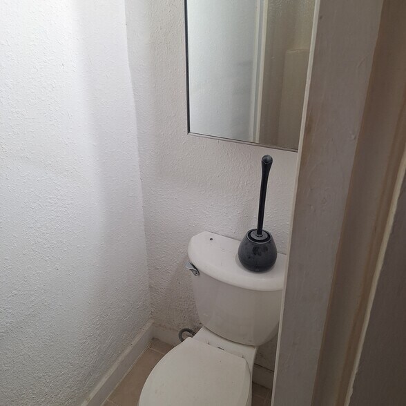 Building Photo - 910 Adele St