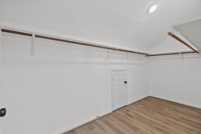 Building Photo - 401 Paradise Dr