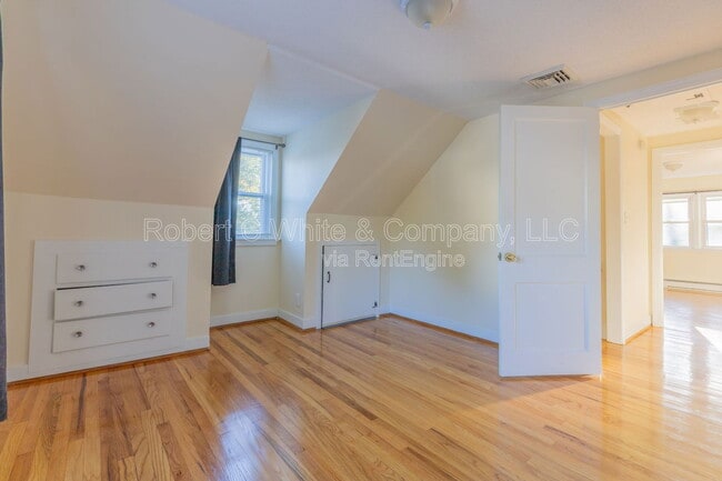 Building Photo - 183 Thompson Rd