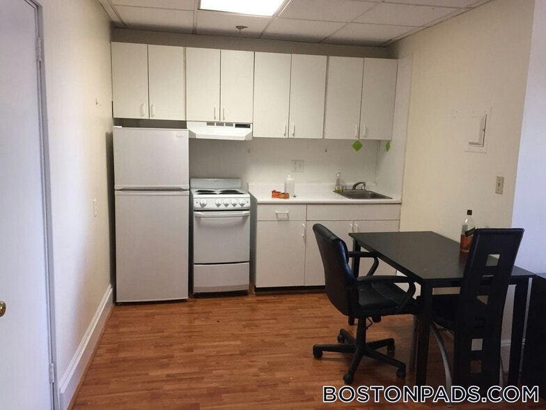 Building Photo - 62 Boylston St