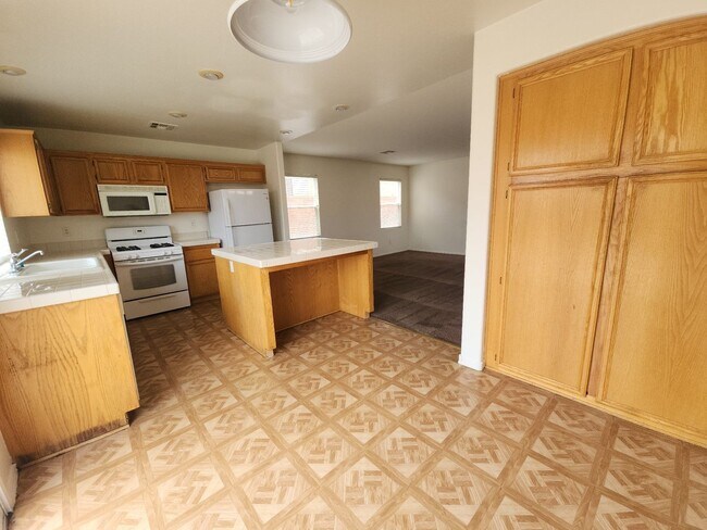 Building Photo - Two story in well established Las Vegas neighborhood