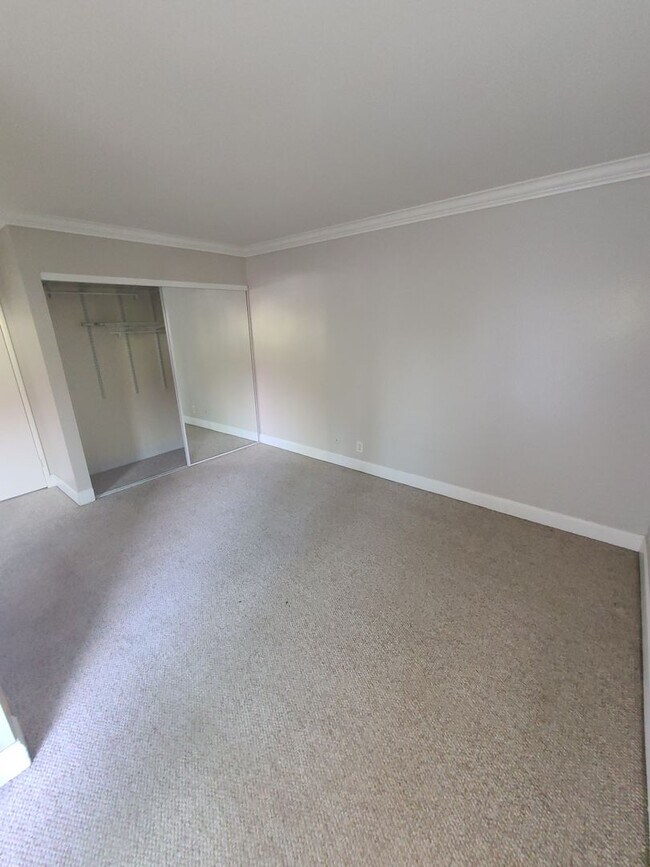 Building Photo - Spacious and Comfortable - Large 1Bd/1Ba - Lots of Natural Light - Private Patio w/ Sun Screens