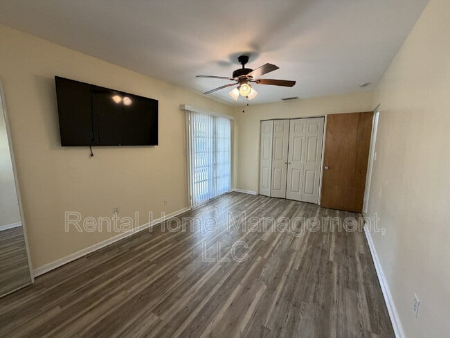 Building Photo - 811 Tangerine St