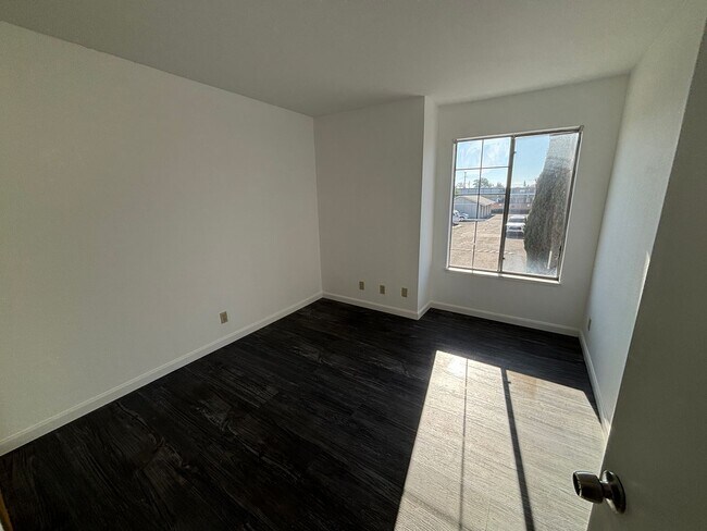 Building Photo - 3 Bedroom Townhome!