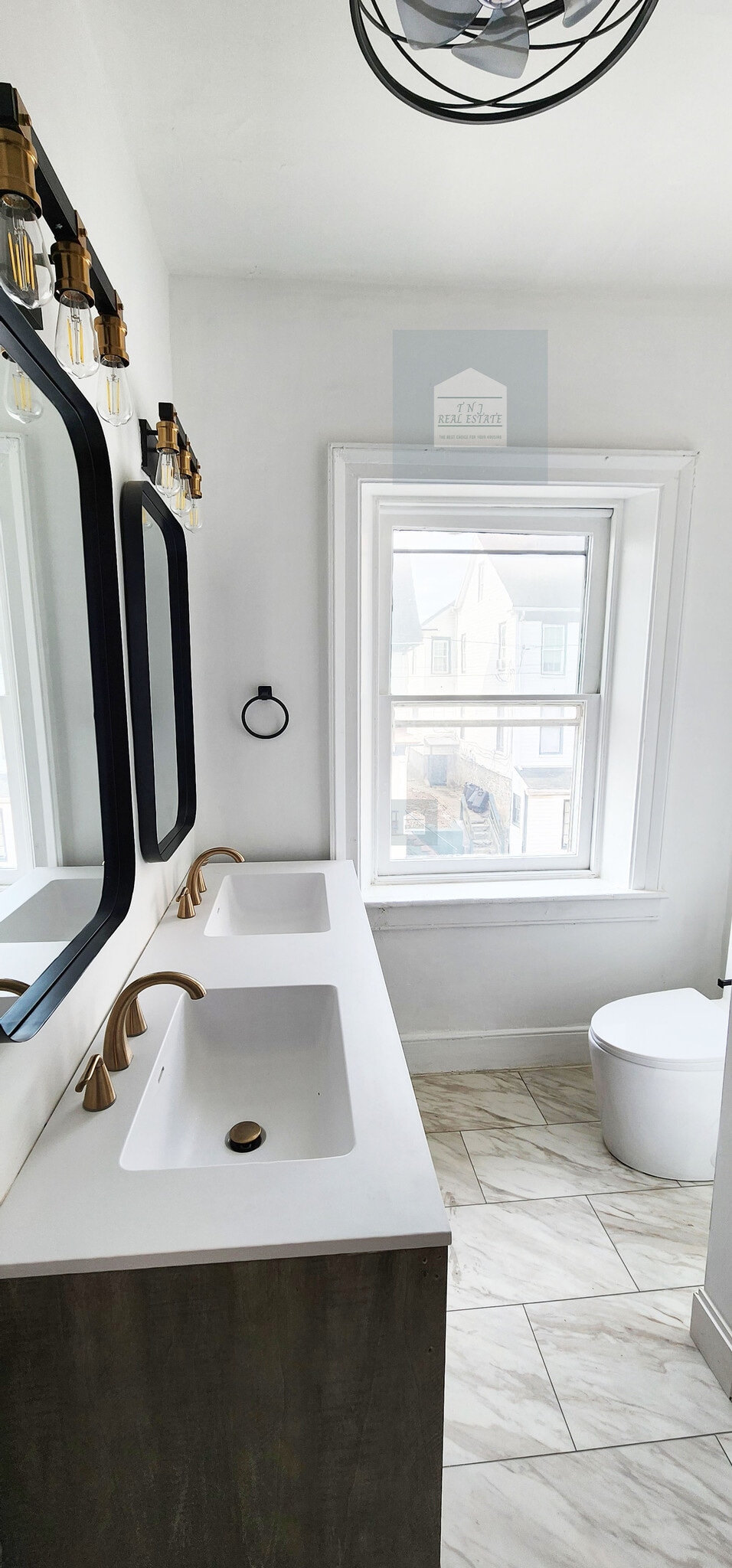 Building Photo - 209 E Martin St