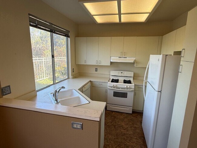 Building Photo - 2-Bedroom, 2-Bathroom Ground Level Condo in Hercules