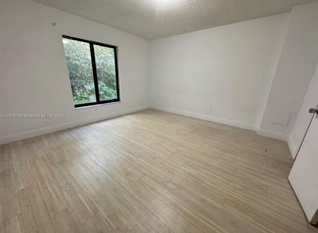 Building Photo - 2201 Brickell Ave