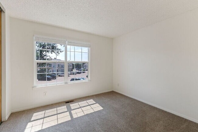 Building Photo - Immaculate 2-Story Townhome with Fireplace...