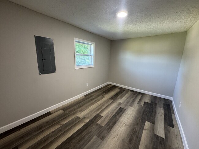 Building Photo - 118 Harrys Dr
