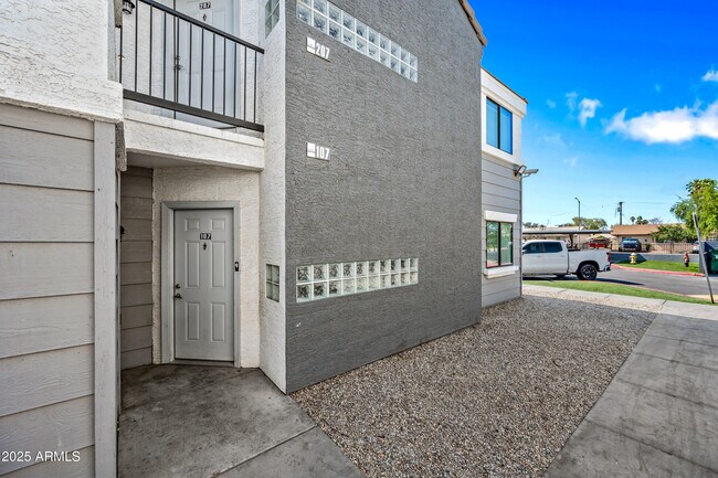 Primary Photo - 3065 N 67th Ave