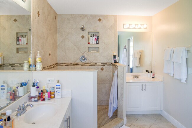 Building Photo - 2877 SW Venice Ct