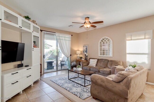 Building Photo - 1051 S Pheasant Dr