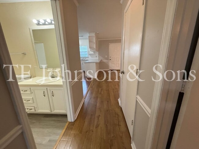 Building Photo - Charming 2-Bedroom with Fireplace & Modern...