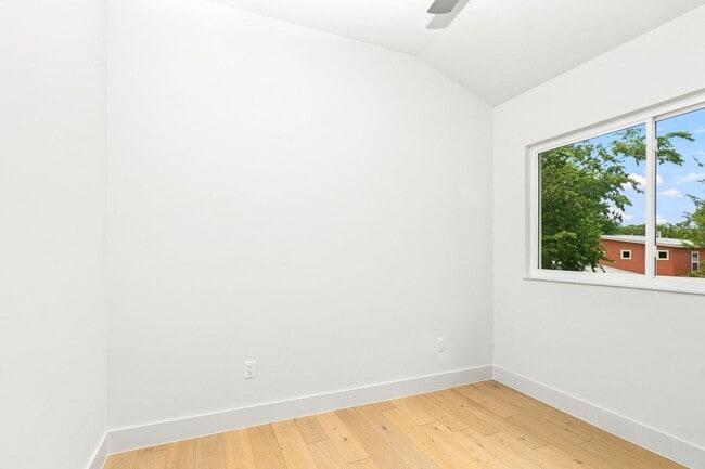 Building Photo - 935 E 51st St