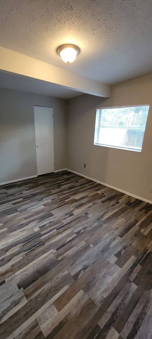 Building Photo - 2 BEDROOM 1 BATH DUPLEX CLOSE TO USF AND BUSCH GARDENS