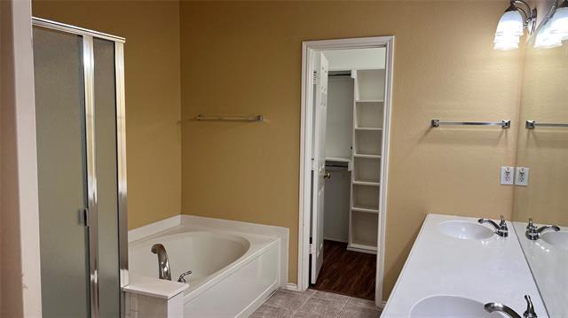 Building Photo - 2440 Ravenhurst Dr