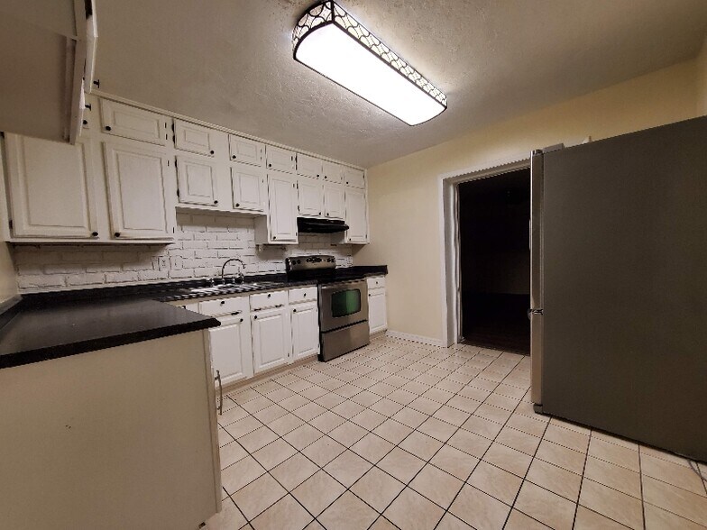 Building Photo - 820 Pineland Ave