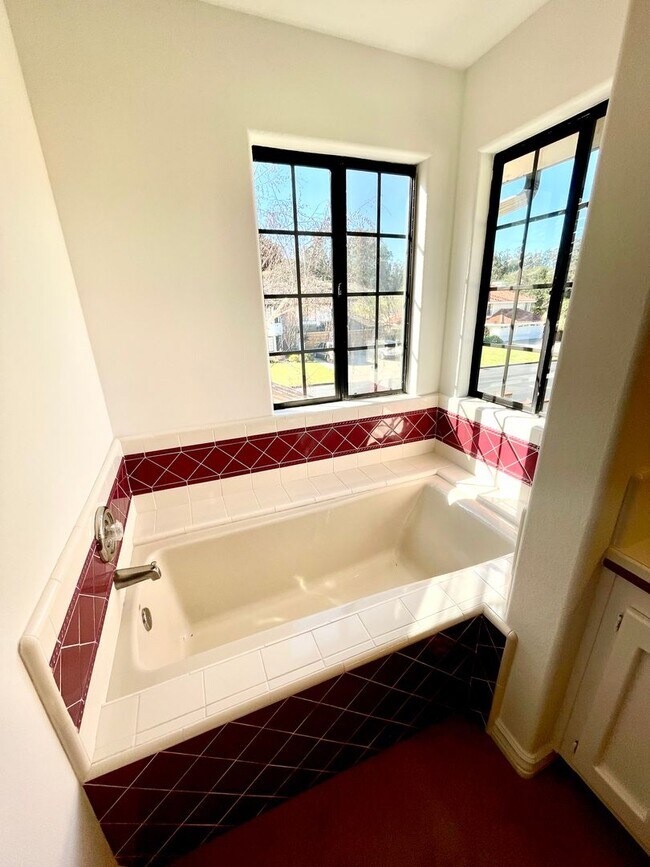 Building Photo - Prestigious Elkhorn Estates Home