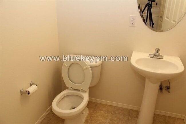 Building Photo - 2 Bed, 2.5 Bath Townhome in Rockwood Neighborhood