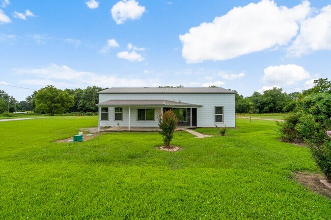 Building Photo - Modern Comfort on 1 Acre in Coweta – Available Now!