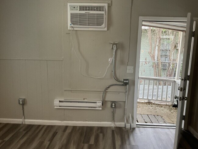Building Photo - Super Affordable 2 Bed/ 1 Bath