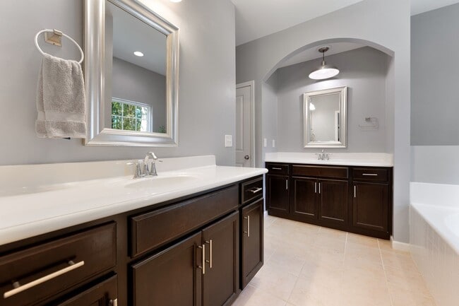 Building Photo - Incredible 3be/2.5ba House In Quiet Neighb...