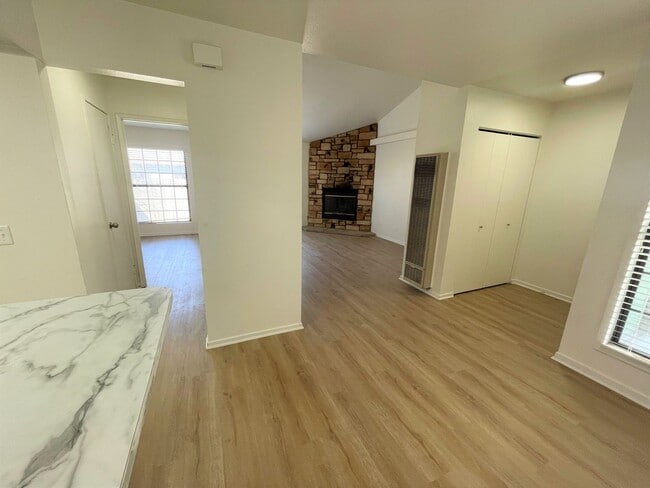 Building Photo - 620oak