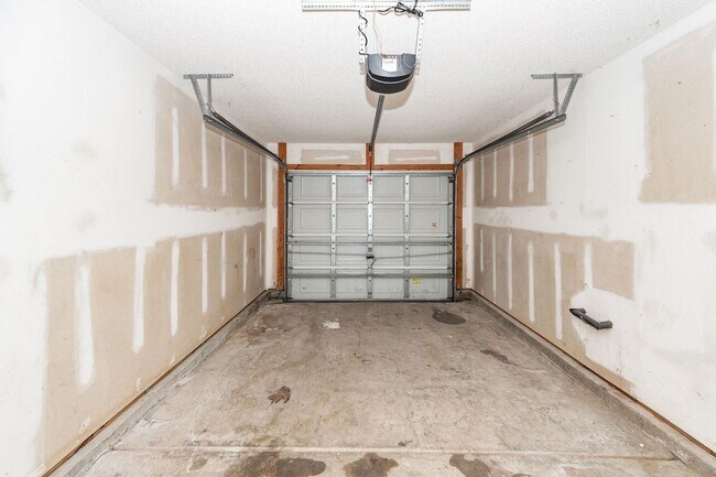 Building Photo - 248 Trickle Dr