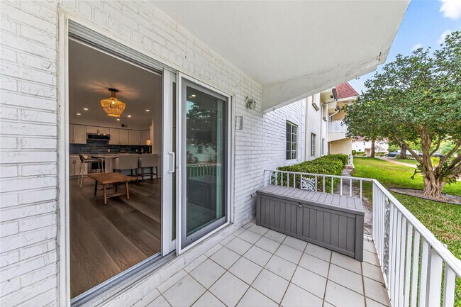 Building Photo - 700 SE 2nd Ave