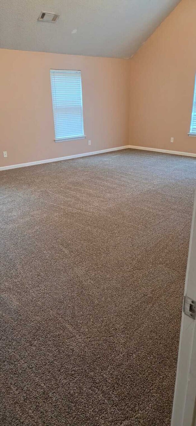 Building Photo - 5 Bedrooms 3baths Home For Rent
