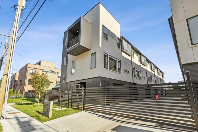 Primary Photo - 2916 Hawthorne Ave