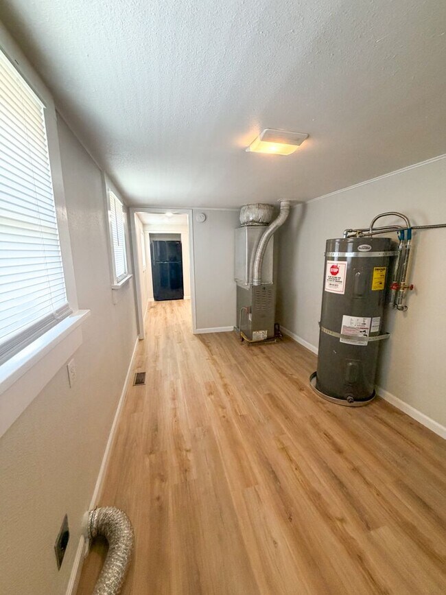 Building Photo - 2 BED, 1 BATH HOUSE