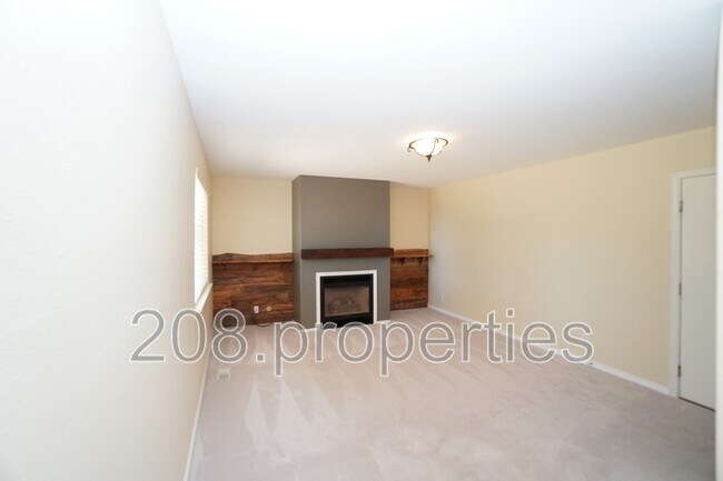 Building Photo - 5903 S Snowdrop Pl