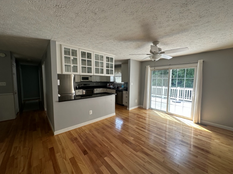 Building Photo - 253 Overleaf Dr