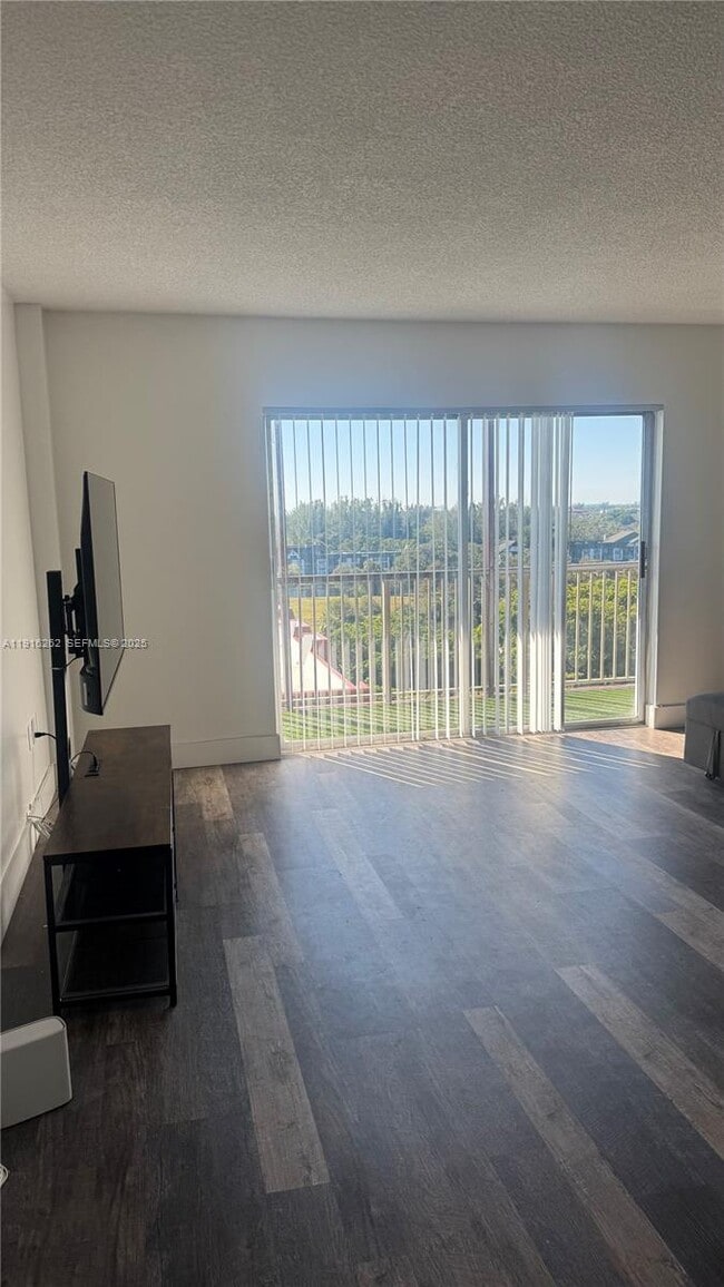 Building Photo - 4174 Inverrary Dr