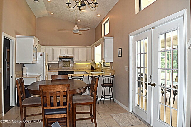 Building Photo - 285 Utopia Cir