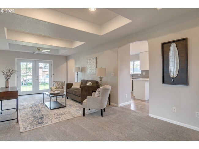 Living room - 835 S Wynooski St