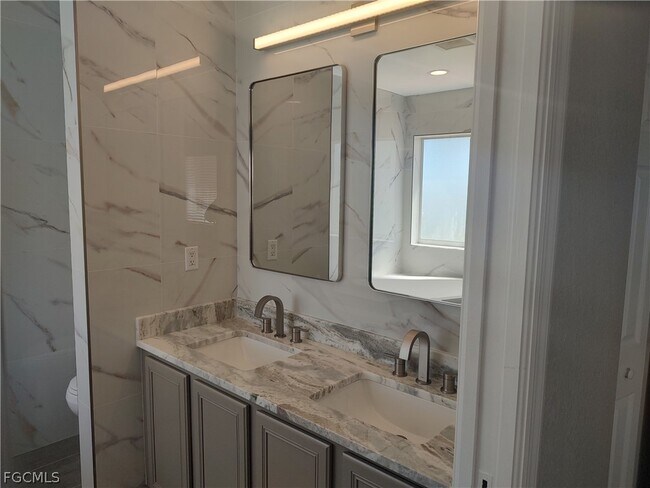 Building Photo - 2434 Laurentina Ln