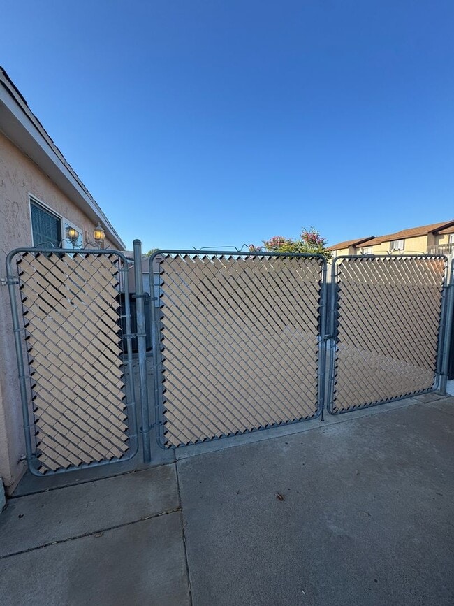 Building Photo - 5 Bedroom, 3.5 Bath, Beautiful 1,856 SQ FT...