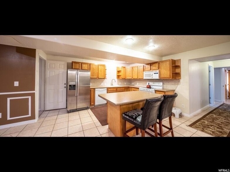 Building Photo - 10167 N Cottonwood Dr