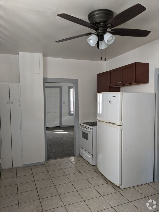 Building Photo - $1200 - 2 Bedroom 1 Bath Home - Heart of t...