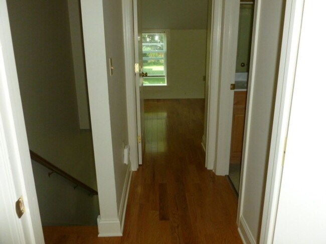 Building Photo - Eaton St - 032-34