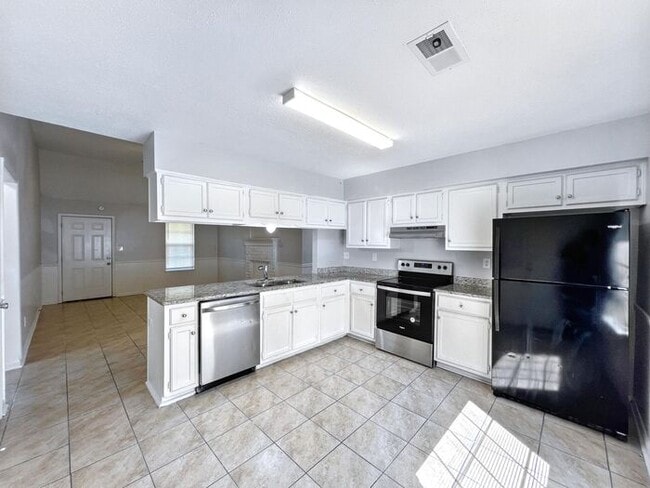 Building Photo - 5880 Waverly Dr