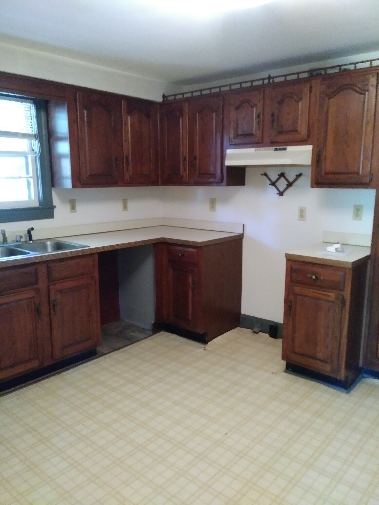 Kitchen (space for electric stove) - 2609 Pioneer Rd