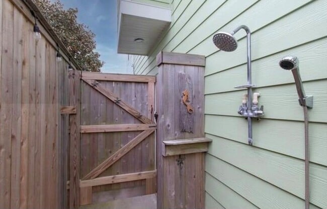 Building Photo - Immaculate 4 bedroom 3.5 bath Home at Nort...