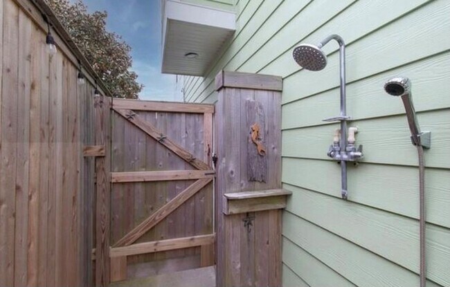 Building Photo - Immaculate 4 bedroom 3.5 bath Home at North End