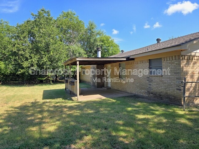 Building Photo - 313 Travis Ln
