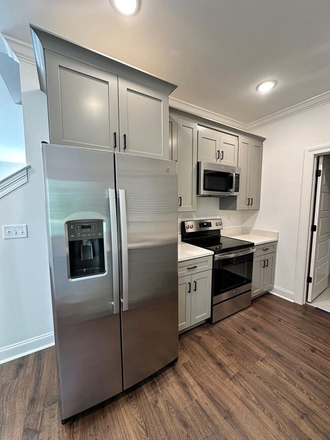 Building Photo - 3 Bed 3.5 Bath in Desirable Meadow Crest Neighborhood!
